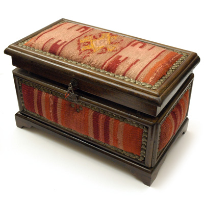  40 cm antik kilim döşemeli ceviz ağacından kabaralı sandık